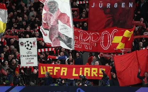 利物浦球迷被洗白后，對UEFA拉開橫幅+噓聲來表示替罪羊的不滿